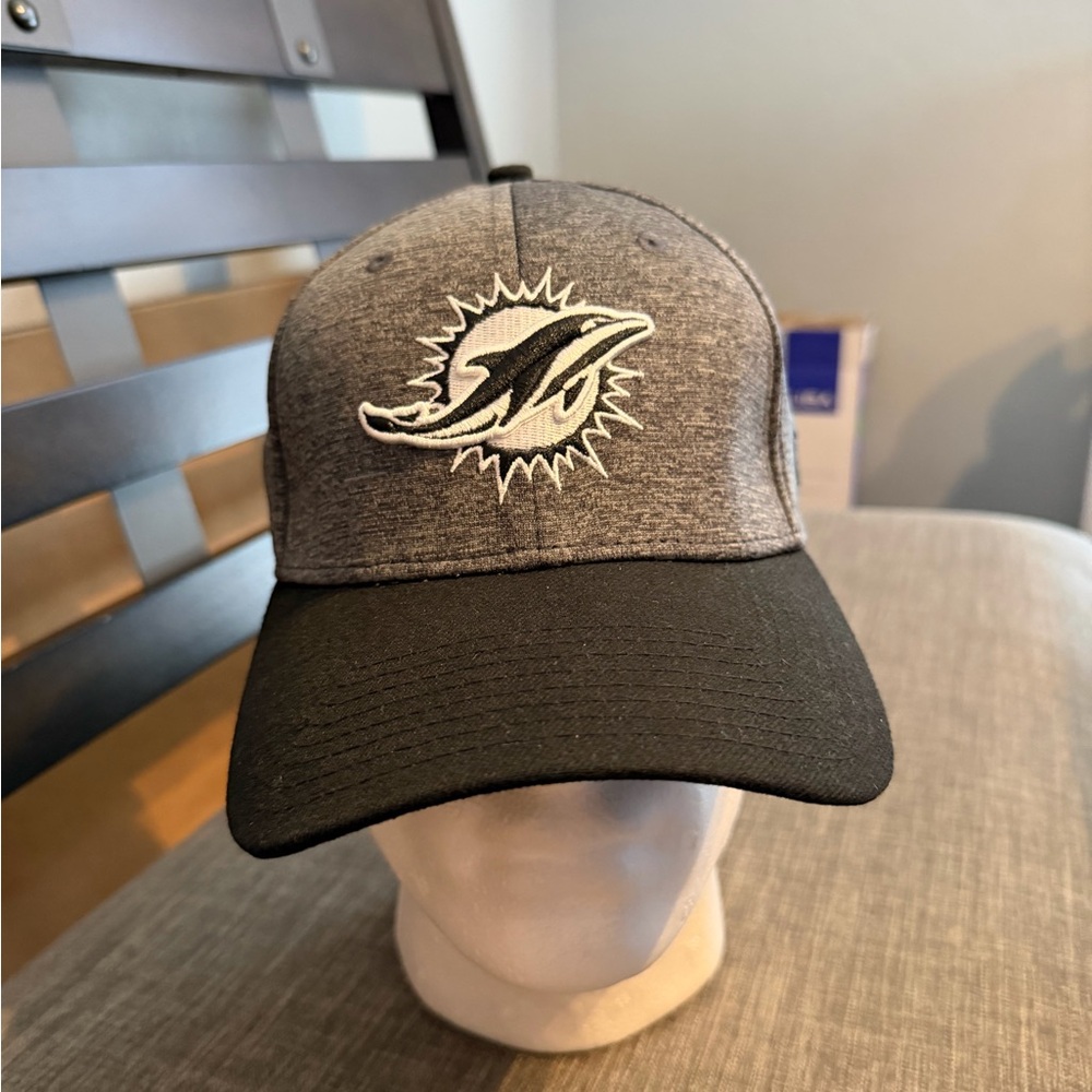Nike Miami Dolphins 39Thirty Men’s Gray and Black Flex Cap Size L/XL